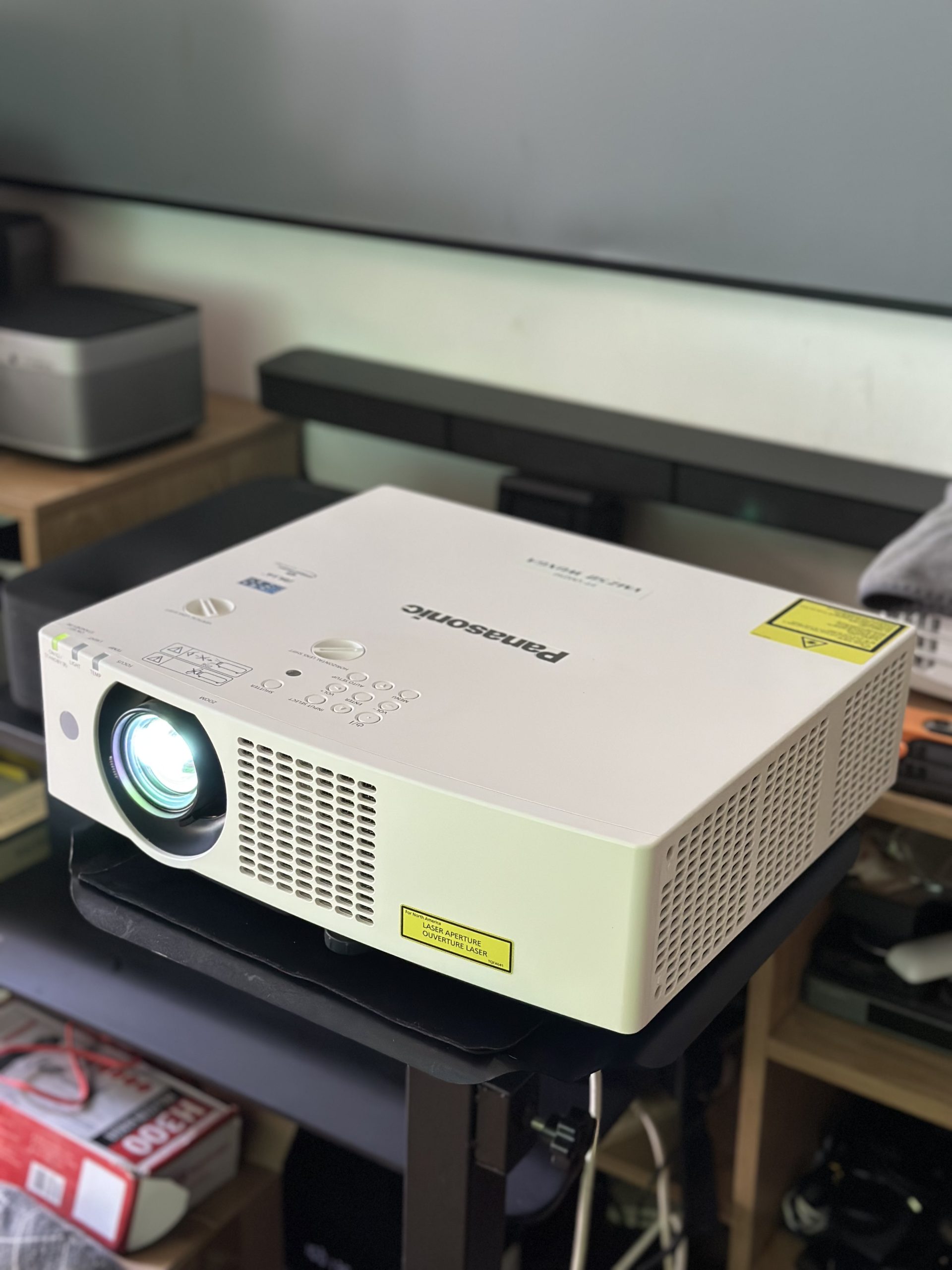 Máy chiếu laser Panasonic PT-VMZ50 Cũ
